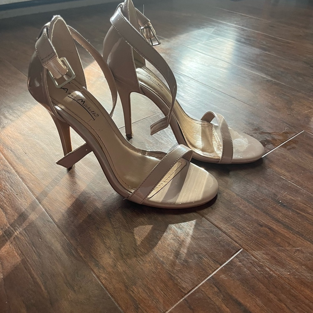 Anne Michelle nude heels